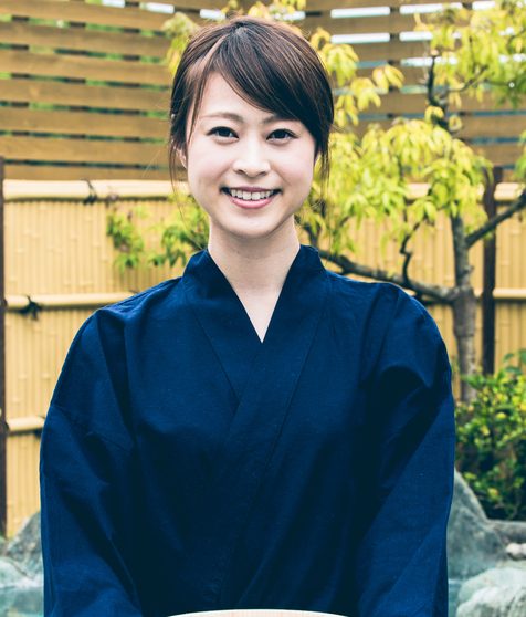 着物姿で接客する女性スタッフ