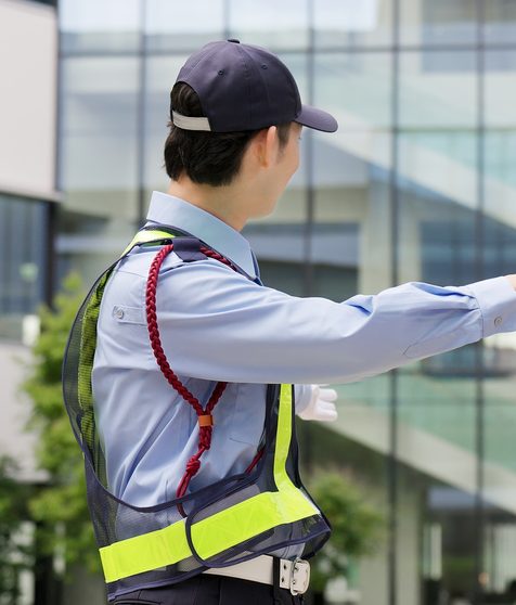 誘導を行う警備スタッフ