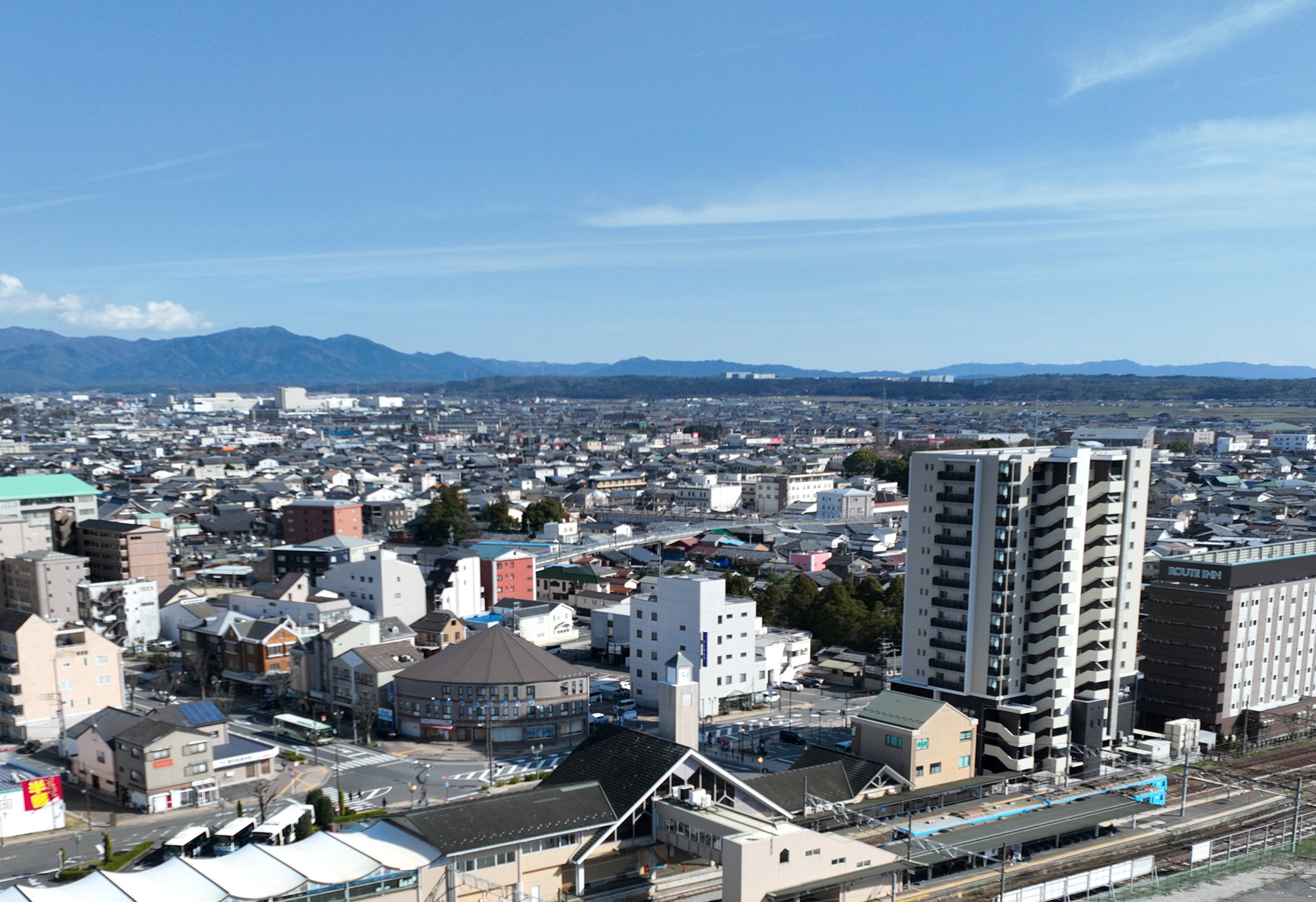 東近江市の街並みと近江鉄道八日市駅の空撮