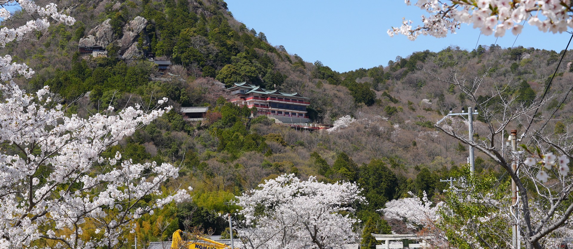桜が咲く太郎坊宮の山の風景