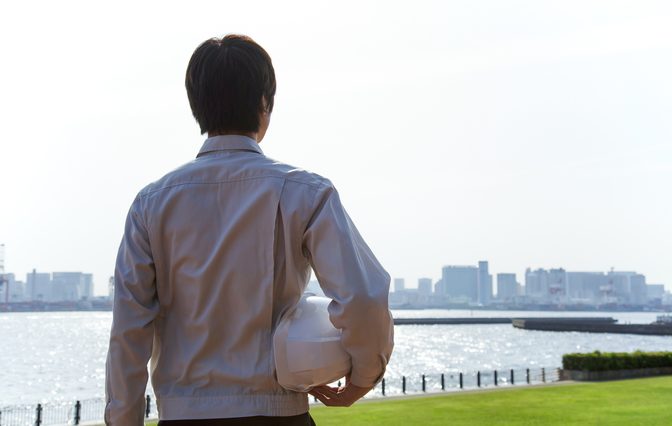 琵琶湖のほとりに立つ人