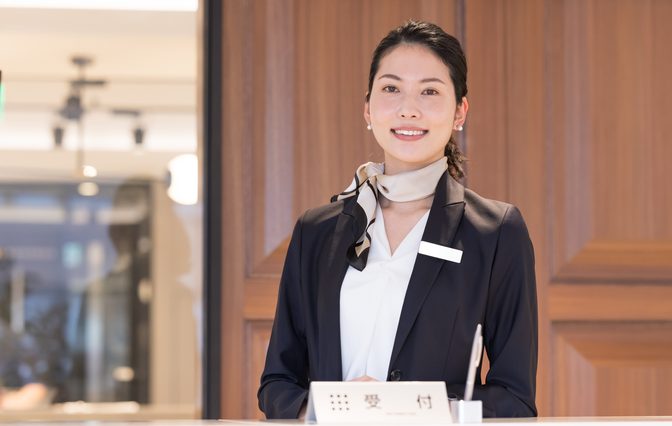 受付で対応するスタッフ