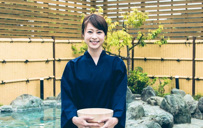 着物姿で接客するスタッフ