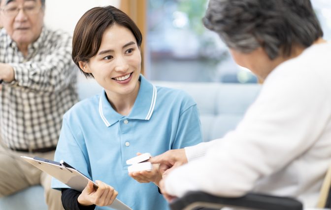 介護の現場で働くスタッフ