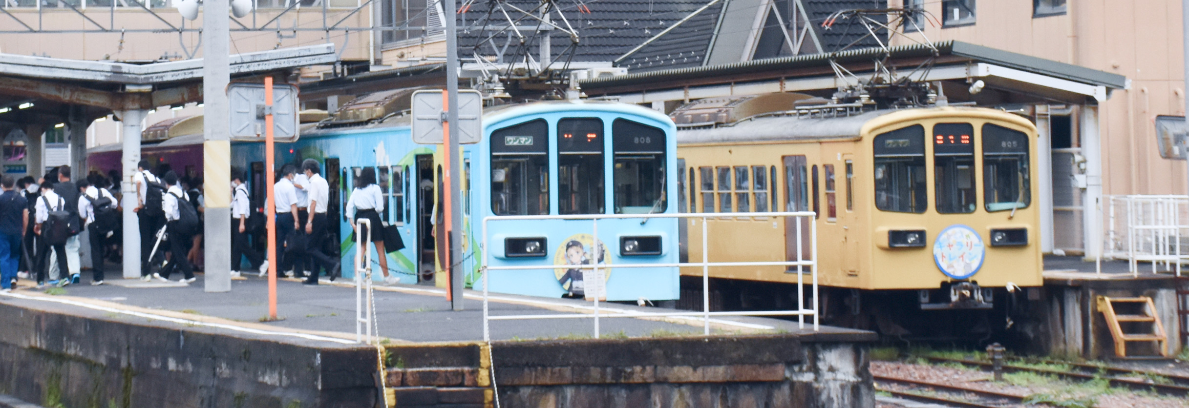 近江鉄道八日市駅に停車する電車と通学の学生たち